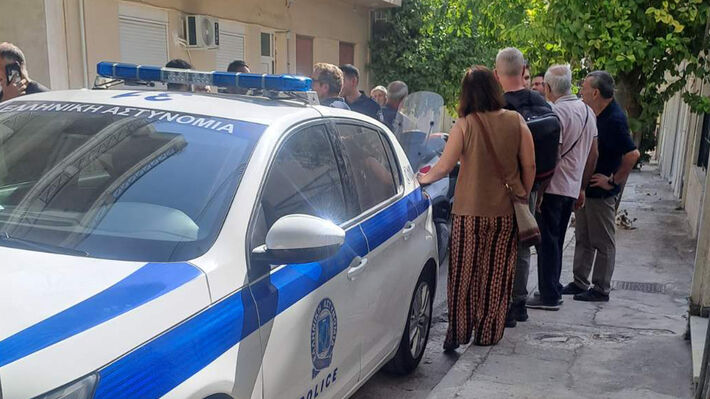 Έξωση στο Περιστέρι - Συγκέντρωση έξω από το σπίτι