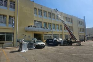 Εργασίες μόνωσης στην ταράτσα του 7ου Δημοτικού λίγο πριν το άνοιγμα των σχολείων