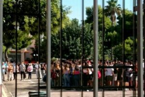 «Αγιασμός χωρίς καθηγητές», καταγγέλλουν οι γονείς του Καλλιτεχνικού Σχολείου Κερατσινίου