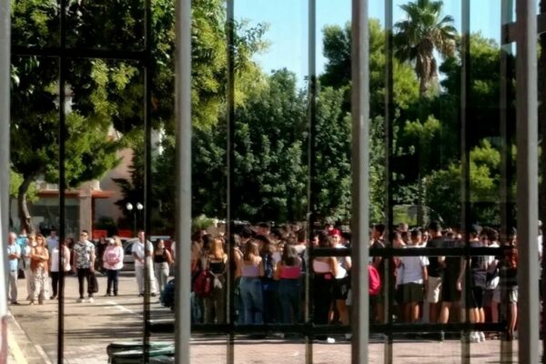 «Αγιασμός χωρίς καθηγητές», καταγγέλλουν οι γονείς του Καλλιτεχνικού Σχολείου Κερατσινίου
