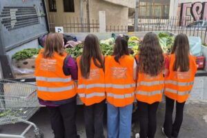 Οι μαθητές του 3ου Λυκείου Χαλανδρίου συγκέντρωσαν στη λαϊκή φρούτα και λαχανικά και τα παρέδωσαν στο Κοινωνικό Παντοπωλείο