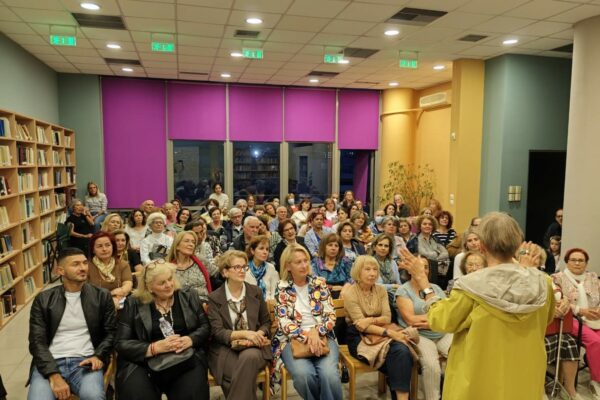 Η Λένα Διβάνη μοιράστηκε τις ιστορίες των βιβλίων της στη Δημοτική Βιβλιοθήκη Νέας Ιωνίας