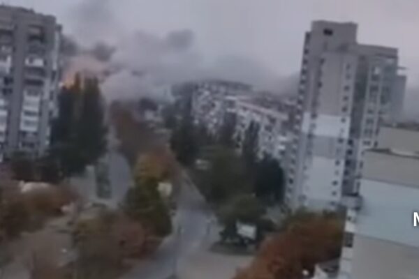 Σφυροκοπούν την πόλη της Χερσώνας τα ρωσικά στρατεύματα (video)