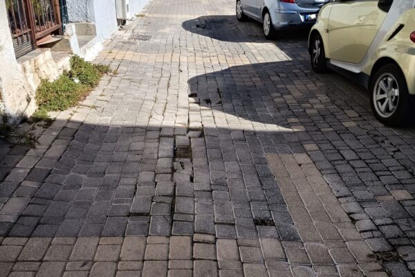 Ι. Κόττου: Διαλυμένος ο δρόμος, δεν παρεμβαίνει ο Δήμος Μεταμόρφωσης