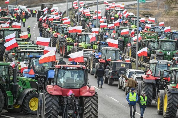 Η Πολωνία παρατείνει την απαγόρευση εισαγωγών ουκρανικών τροφίμων