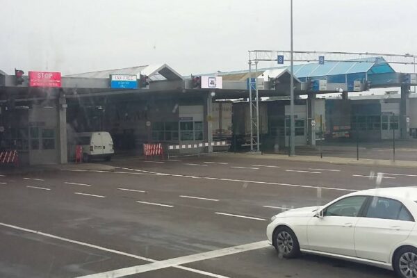 Σχεδόν 100.000 νέοι εγκατέλειψαν την Ουκρανία σε μόλις δύο μήνες (video)