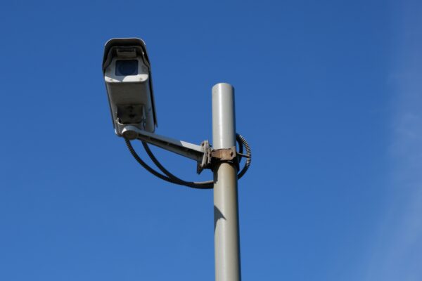 Έφυγε το drone, έρχονται οι κάμερες: «Όχι Μεγάλος Αδελφός στα σχολεία του Ηρακλείου», λέει η Ένωση Γονέων