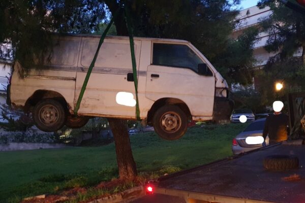 Εγκαταλελειμμένα οχήματα απομάκρυνε ο Δήμος Ηρακλείου Αττικής