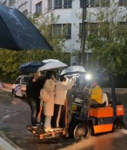 Ελλάδα 2.0: Αδιανόητες εικόνες - Μεταφέρουν τους πολίτες με κλαρκ στους πλημμυρισμένους δρόμους