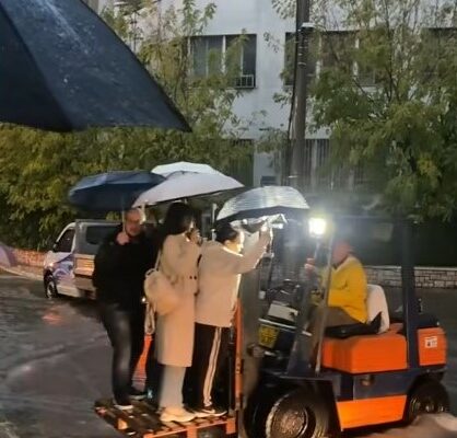 Ελλάδα 2.0: Αδιανόητες εικόνες - Μεταφέρουν τους πολίτες με κλαρκ στους πλημμυρισμένους δρόμους