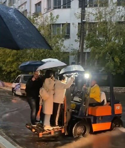 Ελλάδα 2.0: Αδιανόητες εικόνες - Μεταφέρουν τους πολίτες με κλαρκ στους πλημμυρισμένους δρόμους