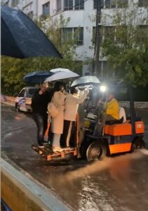 Ελλάδα 2.0: Αδιανόητες εικόνες - Μεταφέρουν τους πολίτες με κλαρκ στους πλημμυρισμένους δρόμους