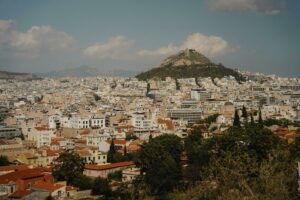 «Ο Χ. Δούκας παραδίδει τον Λυκαβηττό στου τουριστικό κεφάλαιο»: Με χορηγία της Airbnb η ανάπλαση του λόφου