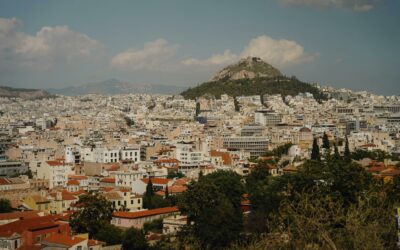 «Ο Χ. Δούκας παραδίδει τον Λυκαβηττό στου τουριστικό κεφάλαιο»: Με χορηγία της Airbnb η ανάπλαση του λόφου