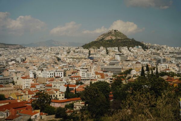 «Ο Χ. Δούκας παραδίδει τον Λυκαβηττό στου τουριστικό κεφάλαιο»: Με χορηγία της Airbnb η ανάπλαση του λόφου