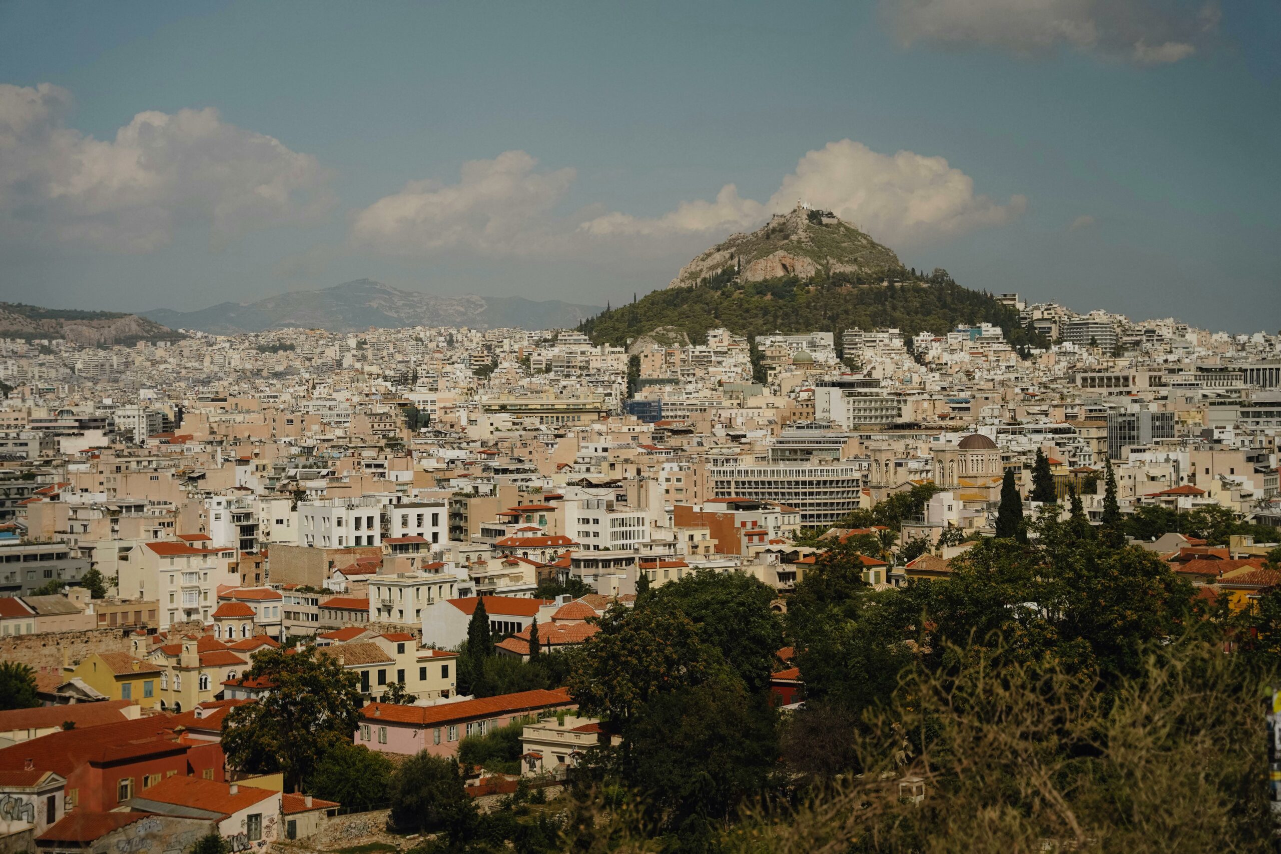 «Ο Χ. Δούκας παραδίδει τον Λυκαβηττό στου τουριστικό κεφάλαιο»: Με χορηγία της Airbnb η ανάπλαση του λόφου