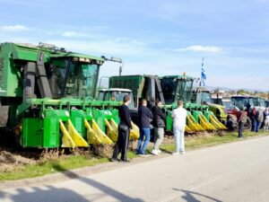 Συνεχίζουν οι αγρότες: Ενισχύονται τα μπλόκα με την οργή να ξεχειλίζει