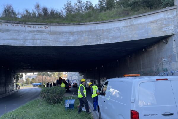 Η Περιφέρεια δεσμεύθηκε για τις εργασίες στη γέφυρα της Εθνικής Αντιστάσεως μετά την πτώση τσιμέντων