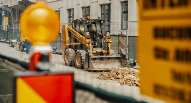 Αγία Παρασκευή: Δημότης κινδυνεύει με αναπηρία μετά από τραυματισμό λόγω εγκατάλειψης υλικών