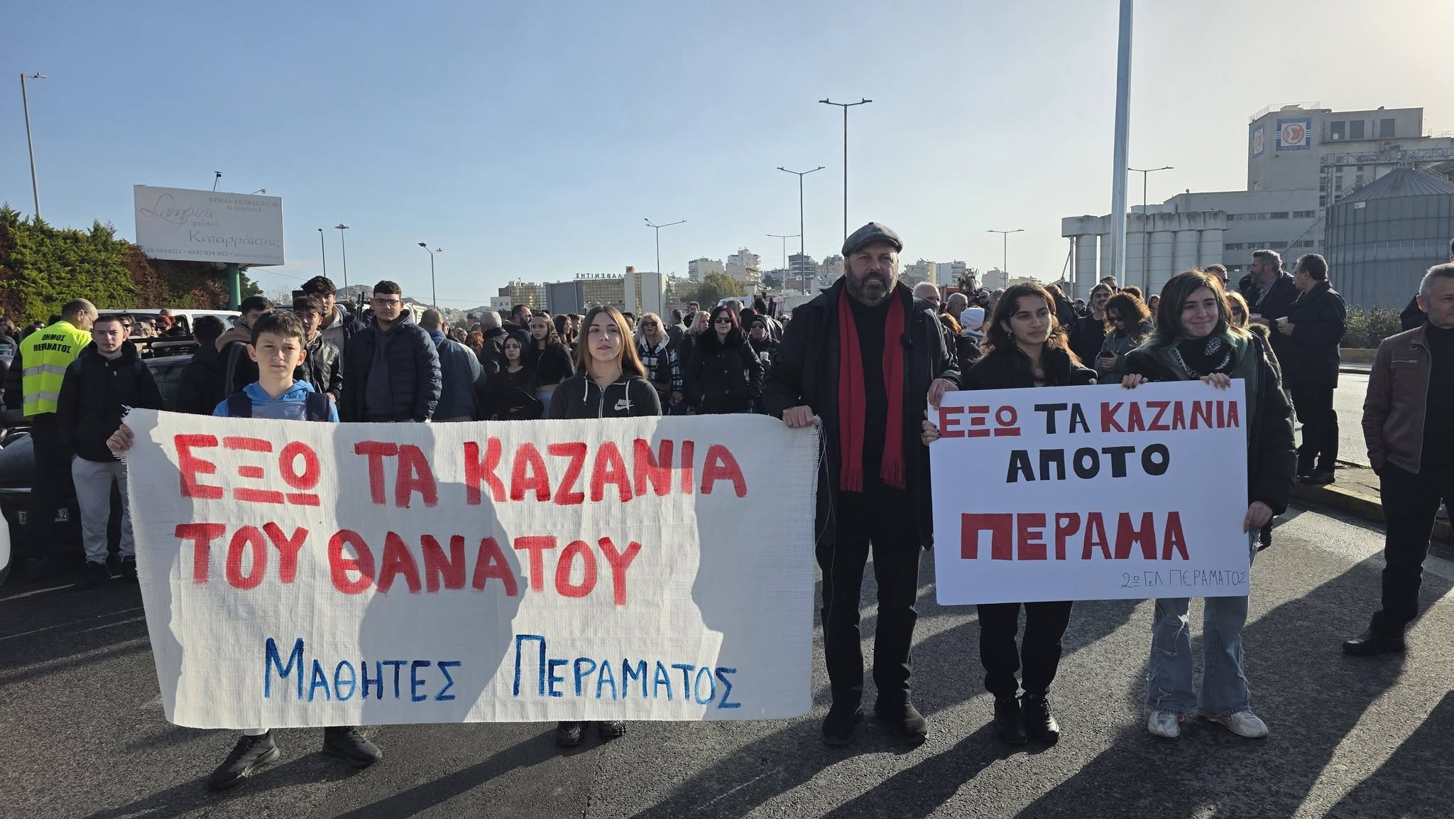 Δυναμική διαμαρτυρία στο Πέραμα μετά τη φωτιά στα καζάνια