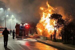 «Ασφυξία τέλος»: Το Πέραμα «στο πόδι» μετά τη φωτιά στα Καζάνια - Κινητοποίηση την Παρασκευή
