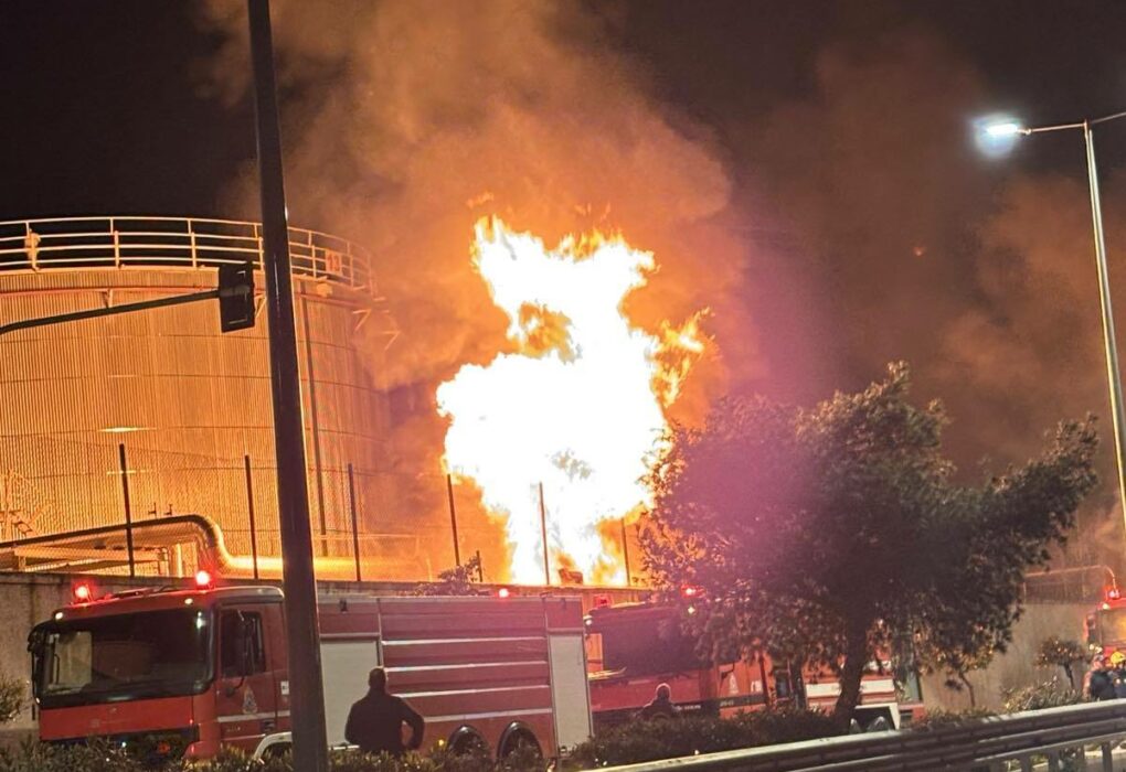 «Συναγερμός» στο Πέραμα: Σε εξέλιξη φωτιά στα καζάνια