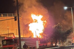 «Συναγερμός» στο Πέραμα: Σε εξέλιξη φωτιά στα καζάνια