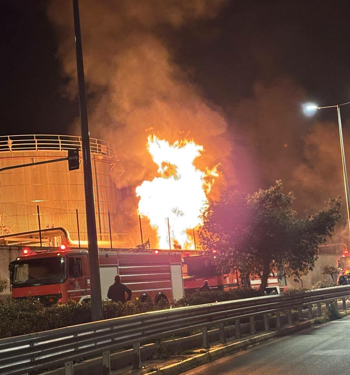«Συναγερμός» στο Πέραμα: Σε εξέλιξη φωτιά στα καζάνια