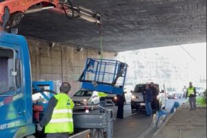 Νέα Ιωνία: Έπεσε κομμάτι από τη γέφυρα της Εθνικής Αντιστάσεως - Προβλήματα στην κυκλοφορία