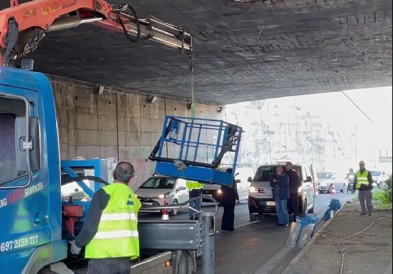 Νέα Ιωνία: Έπεσε κομμάτι από τη γέφυρα της Εθνικής Αντιστάσεως - Προβλήματα στην κυκλοφορία