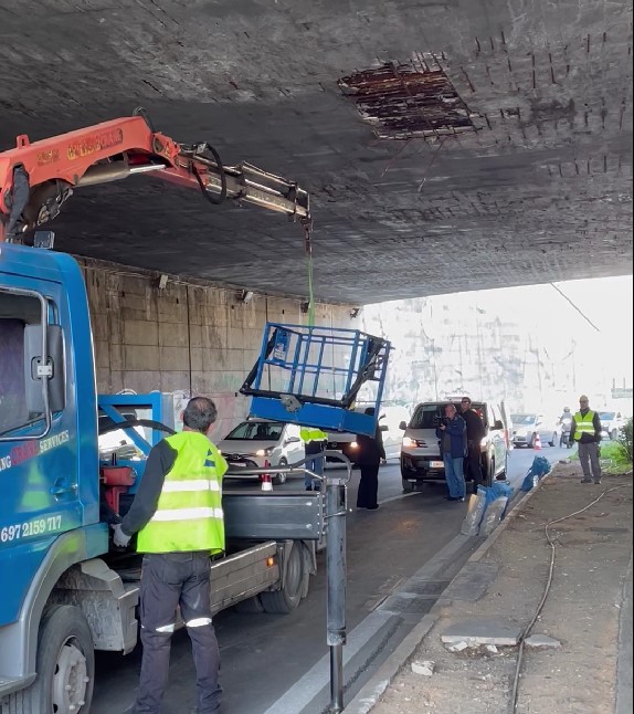 Νέα Ιωνία: Έπεσε κομμάτι από τη γέφυρα της Εθνικής Αντιστάσεως - Προβλήματα στην κυκλοφορία