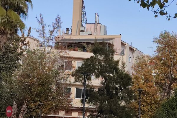 Αγία Παρασκευή: Διαμαρτύρονται για την τοποθέτηση κεραίας κινητής τηλεφωνίας σε πυκνοκατοιμένη γειτονιά