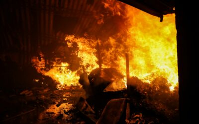 Φωτιά τα ξημερώματα σε εργοστάσιο πλαστικών στο Μενίδι