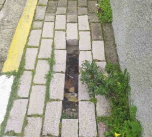 Παράπονα για το πεζοδρόμιο έξω από το 5ο Δημοτικό Ηρακλείου