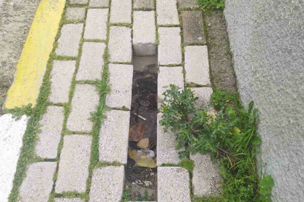 Παράπονα για το πεζοδρόμιο έξω από το 5ο Δημοτικό Ηρακλείου