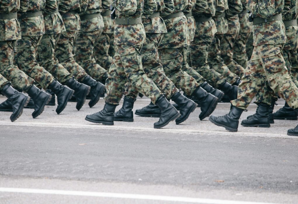 Από σήμερα σε ισχύ η νέα στρατιωτική θητεία – Οι αλλαγές σε εκπαίδευση, μεταθέσεις και αποζημίωση