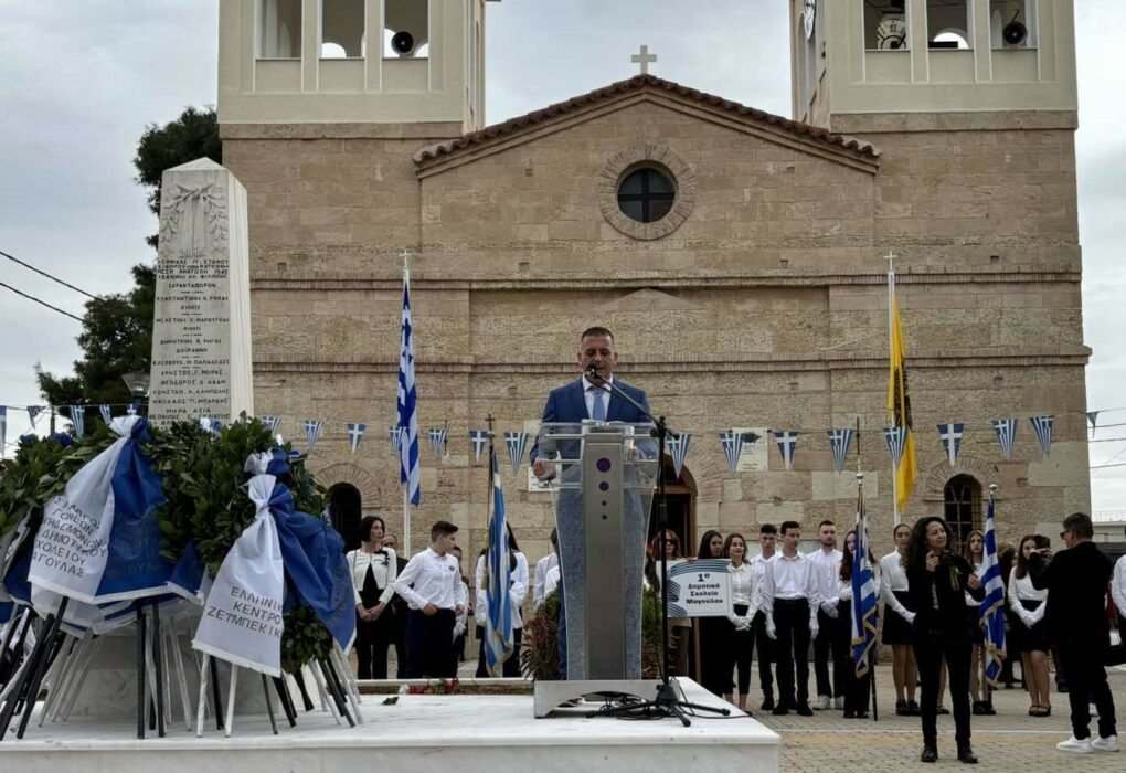 «Φιάσκο» στην Ελευσίνα: Ακούστηκε ο ύμνος της χούντας στην κατάθεση στεφάνων για την 25η Μαρτίου