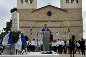 «Φιάσκο» στην Ελευσίνα: Ακούστηκε ο ύμνος της χούντας στην κατάθεση στεφάνων για την 25η Μαρτίου