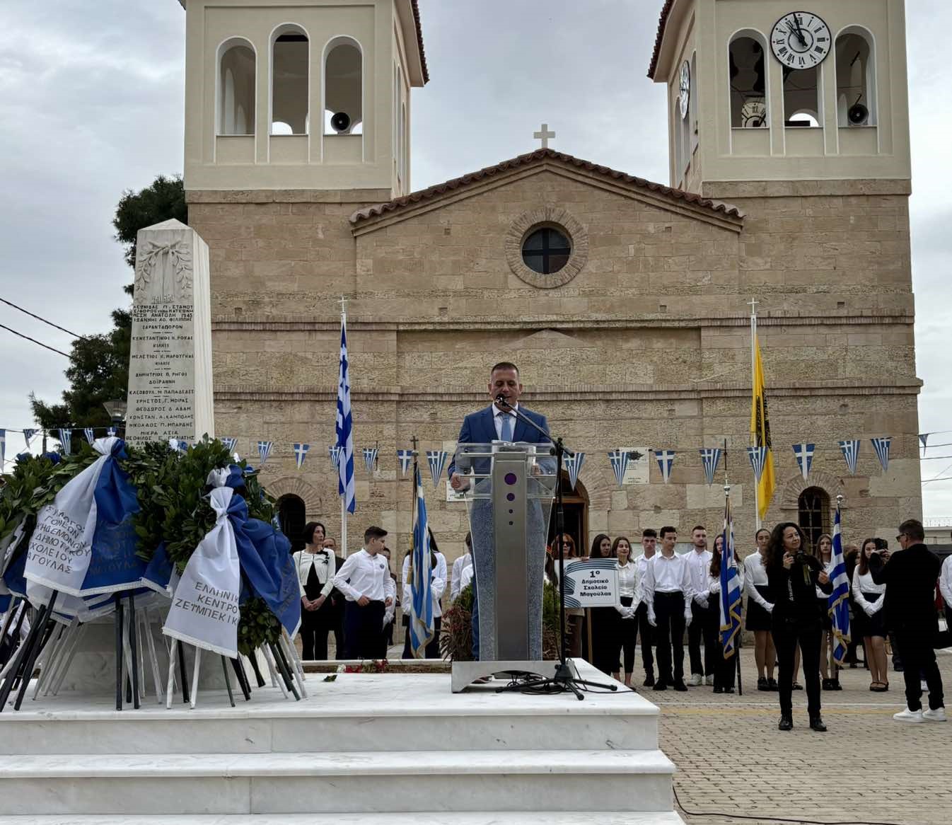 «Φιάσκο» στην Ελευσίνα: Ακούστηκε ο ύμνος της χούντας στην κατάθεση στεφάνων για την 25η Μαρτίου