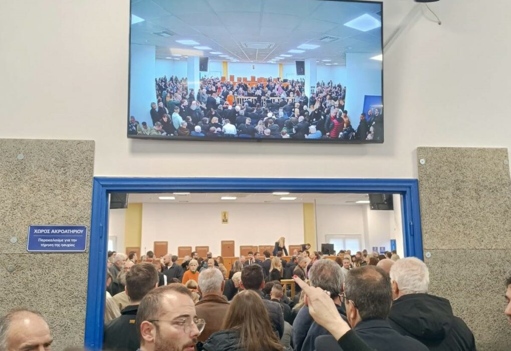 Τέμπη: Συνεχίζεται η δίκη με φόντο τις αντιδράσεις για την ακατάλληλη αίθουσα