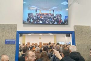 Τέμπη: Συνεχίζεται η δίκη με φόντο τις αντιδράσεις για την ακατάλληλη αίθουσα