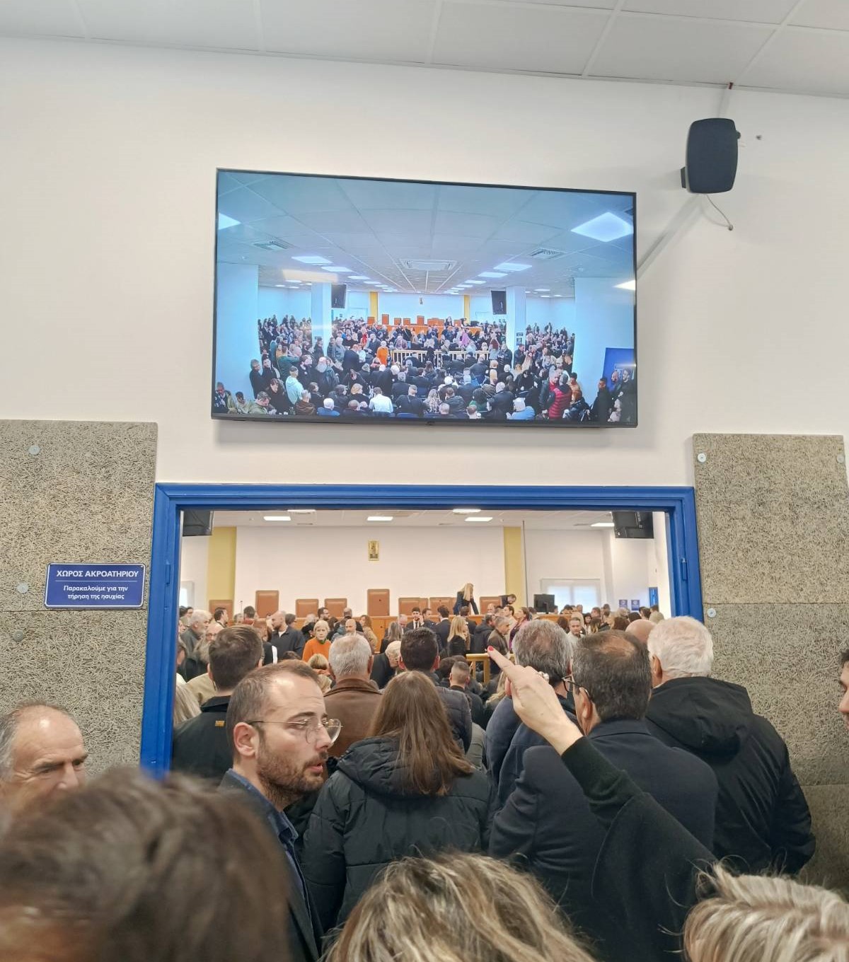 Τέμπη: Συνεχίζεται η δίκη με φόντο τις αντιδράσεις για την ακατάλληλη αίθουσα