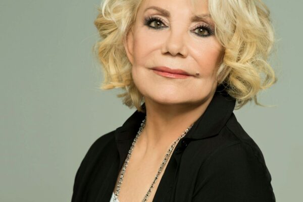 Μαρινέλλα: Την Τρίτη το τελευταίο αντίο - Σε λαϊκό προσκύνημα η σορός της