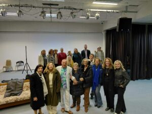 Στις γυναικείες φυλακές της Θήβας έπαιξε η θεατρική ομάδα των ΚΑΠΗ Ηρακλείου