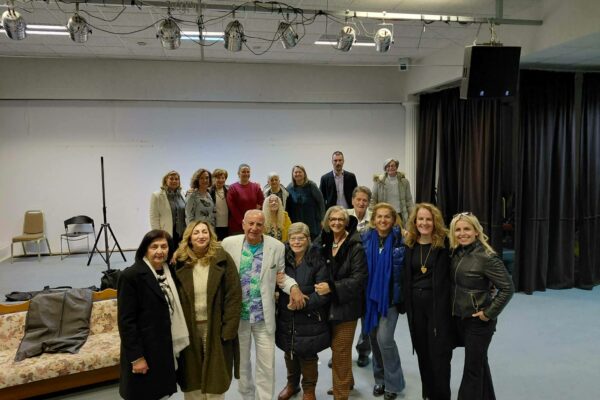 Στις γυναικείες φυλακές της Θήβας έπαιξε η θεατρική ομάδα των ΚΑΠΗ Ηρακλείου