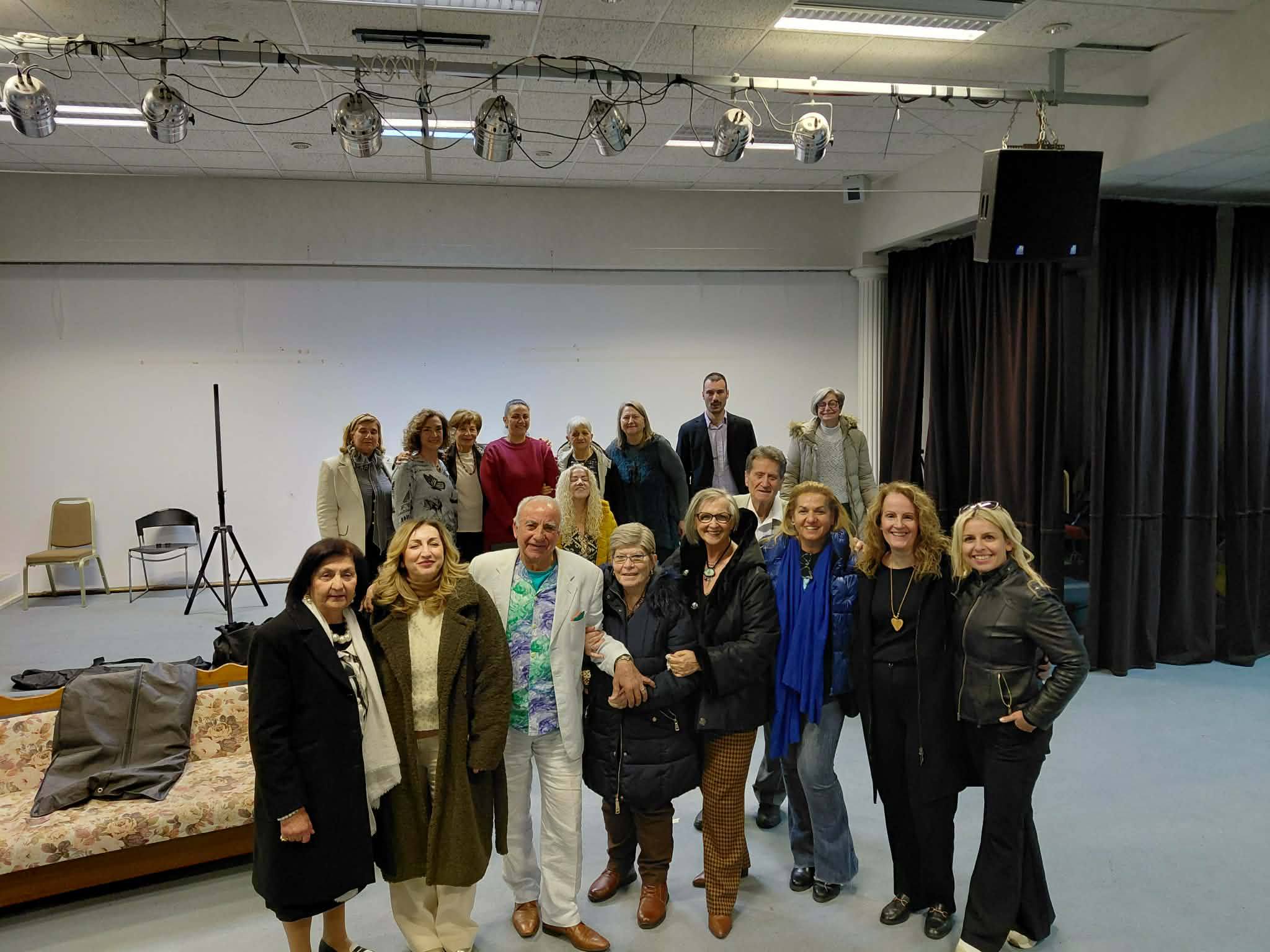 Στις γυναικείες φυλακές της Θήβας έπαιξε η θεατρική ομάδα των ΚΑΠΗ Ηρακλείου