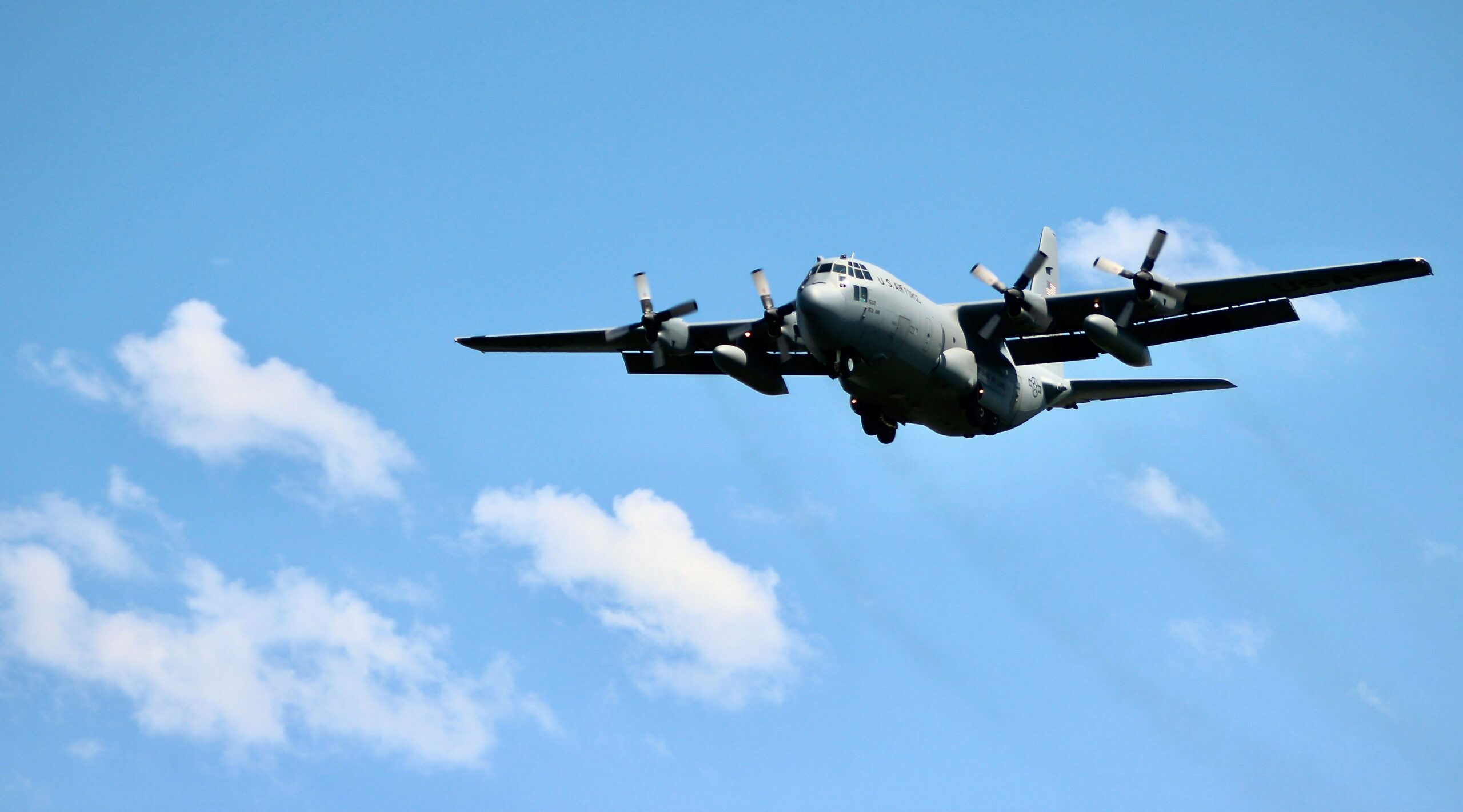 Επαναπατρίστηκαν 162 Έλληνες από τη Μέση Ανατολή – Στον δρόμο για την Ελλάδα ακόμη 91 με C-130 από Άμπου Ντάμπι