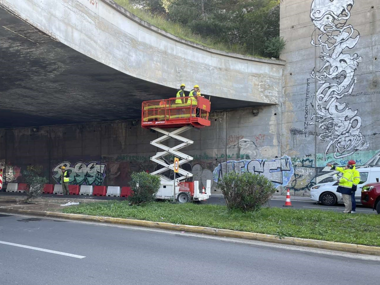 Σε εξέλιξη εργασίες στη γέφυρα της Εθνικής Αντιστάσεως