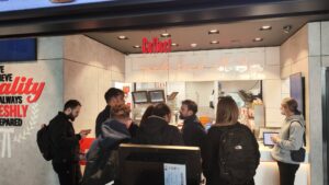 γιατί πρωτοστάτησε στη διαμαρτυρία για την απόλυση άλλου εργαζόμενου, στο συγκεκριμένο κατάστημα την 25η Μαρτίου και στοχοποιήθηκε από την εργοδοσία της πολυεθνικής