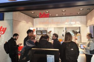 γιατί πρωτοστάτησε στη διαμαρτυρία για την απόλυση άλλου εργαζόμενου, στο συγκεκριμένο κατάστημα την 25η Μαρτίου και στοχοποιήθηκε από την εργοδοσία της πολυεθνικής